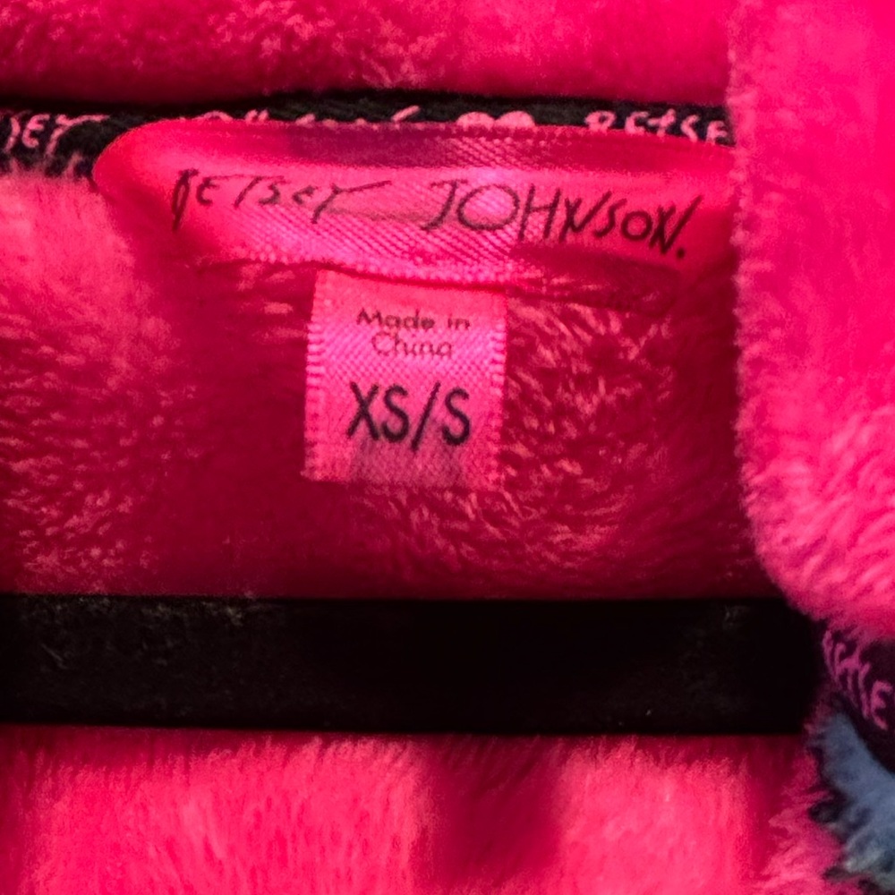 Betsey Johnson Pink Fleece Robe with Bow Design. Size: XS/S - Picture 3 of 7